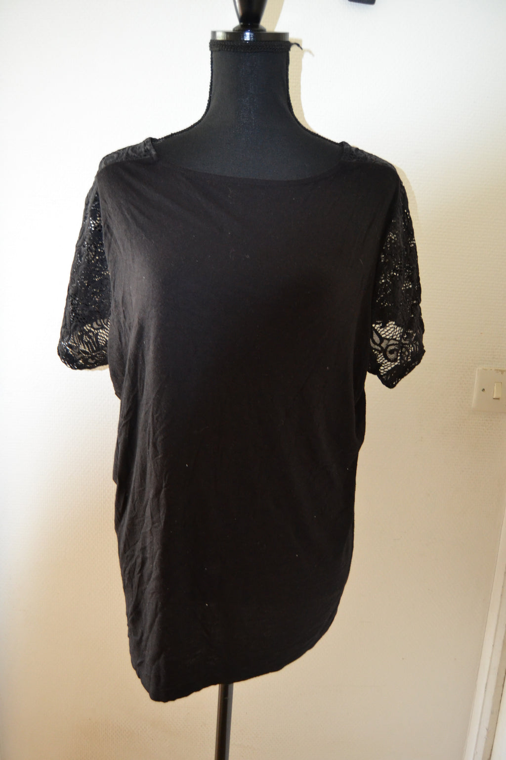 T-shirt Fluide Noir avec Dentelle – Taille L