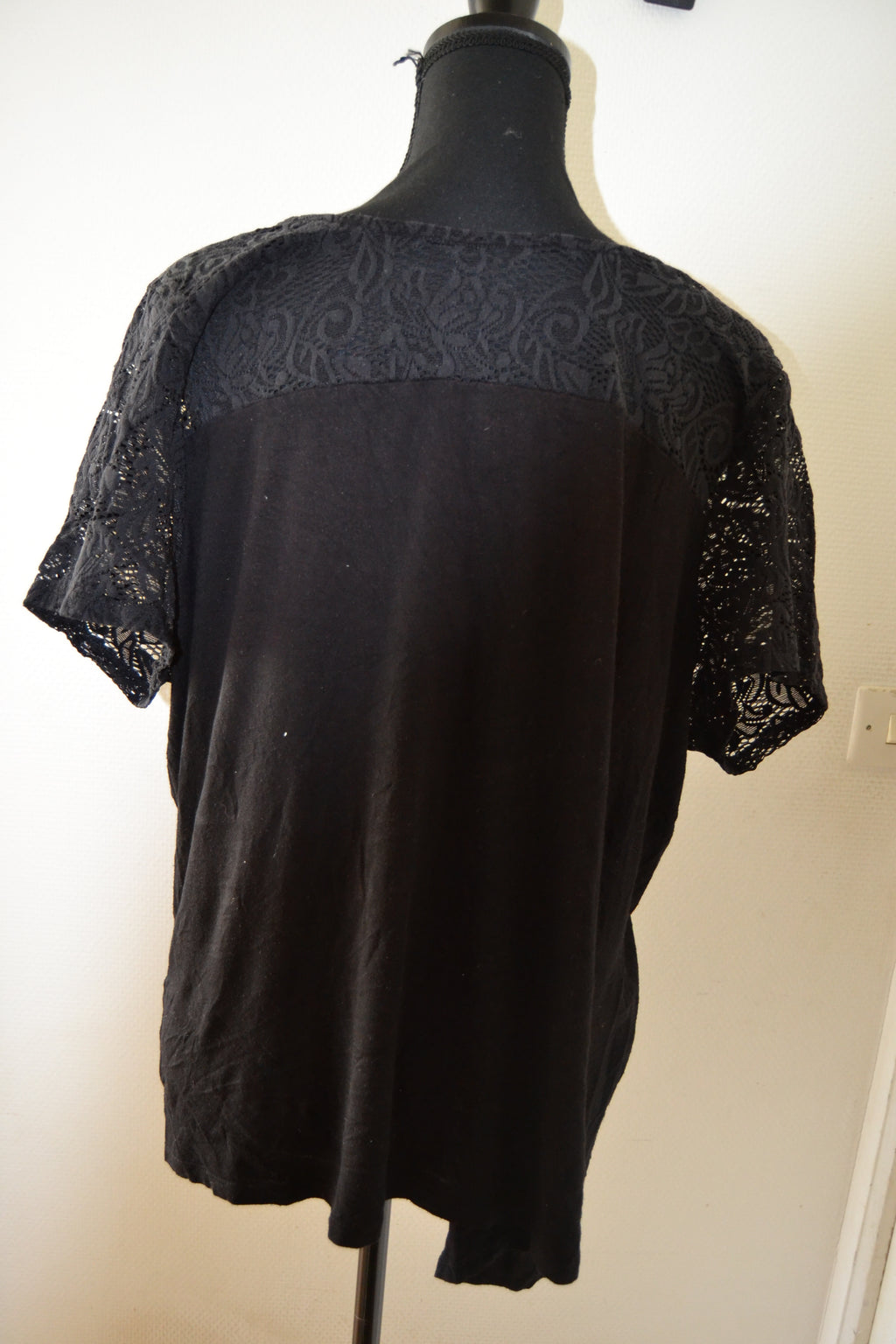 T-shirt Fluide Noir avec Dentelle – Taille L