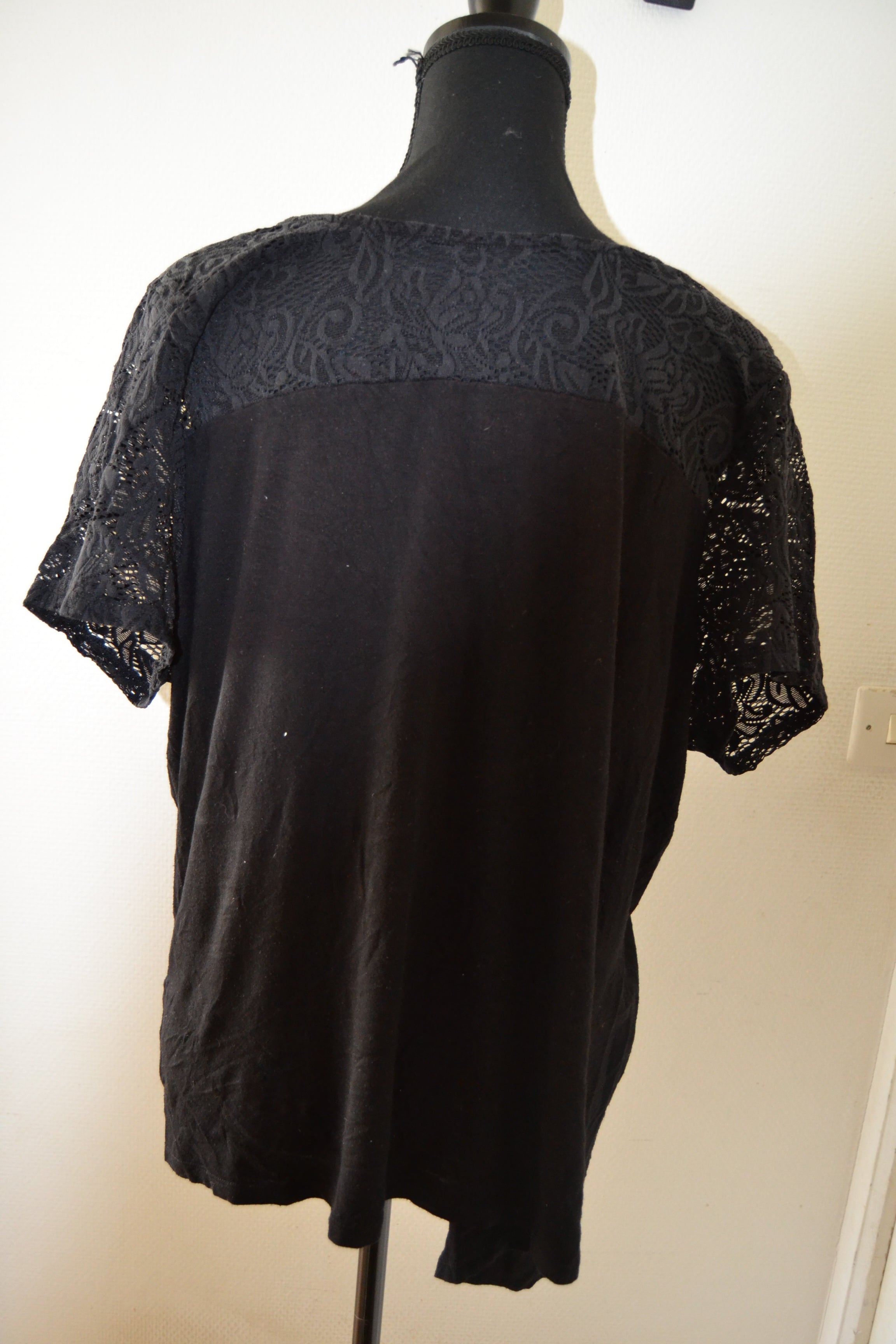 T-shirt Fluide Noir avec Dentelle – Taille L