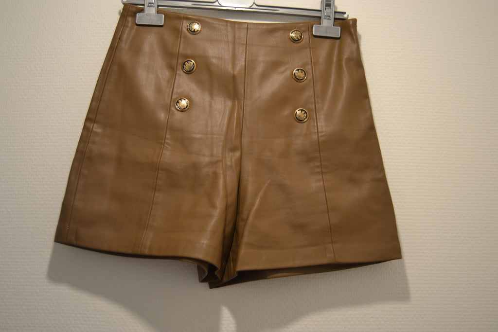 Short en Simili-Cuir Camel à Boutons Dorés – Taille M