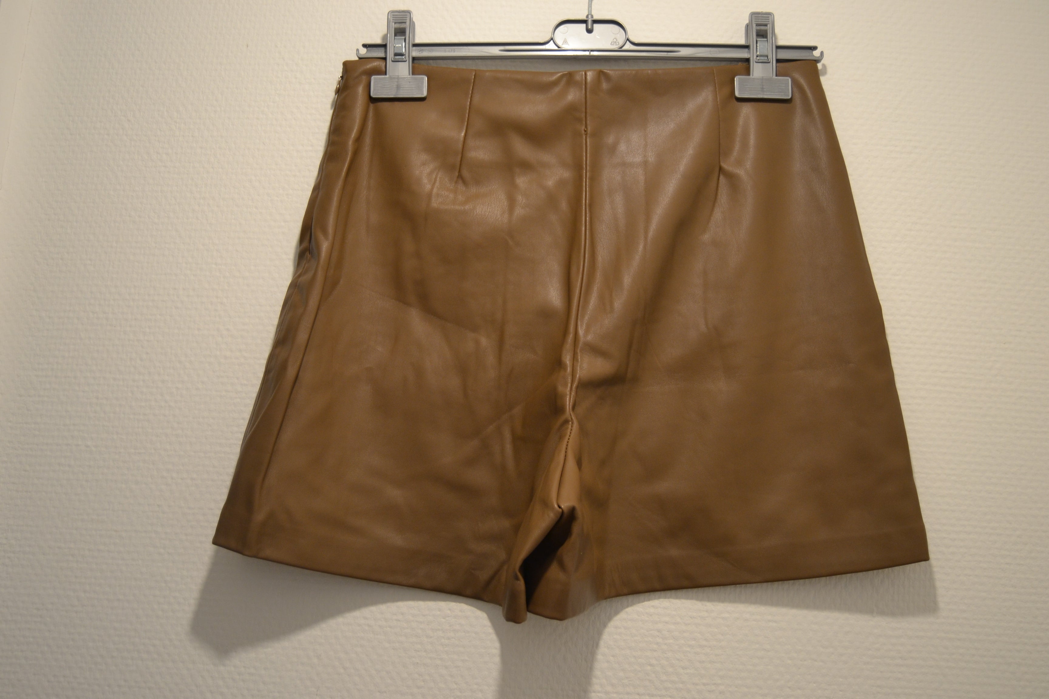 Short en Simili-Cuir Camel à Boutons Dorés – Taille M