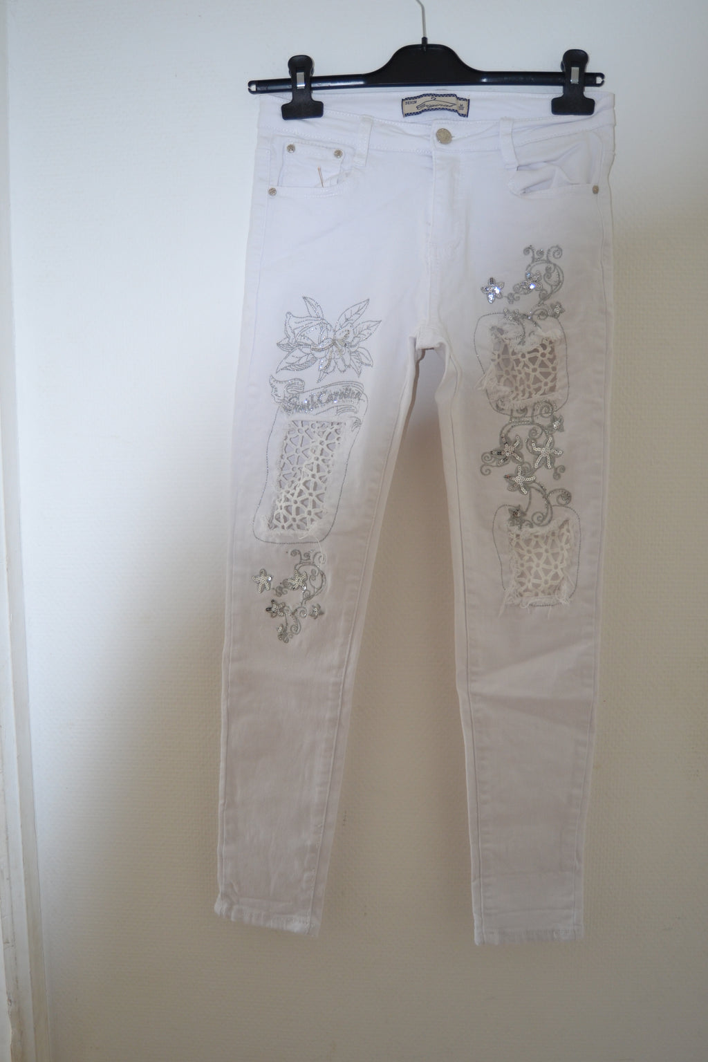Jean slim blanc original avec broderies et dentelle – Taille 38 (M)