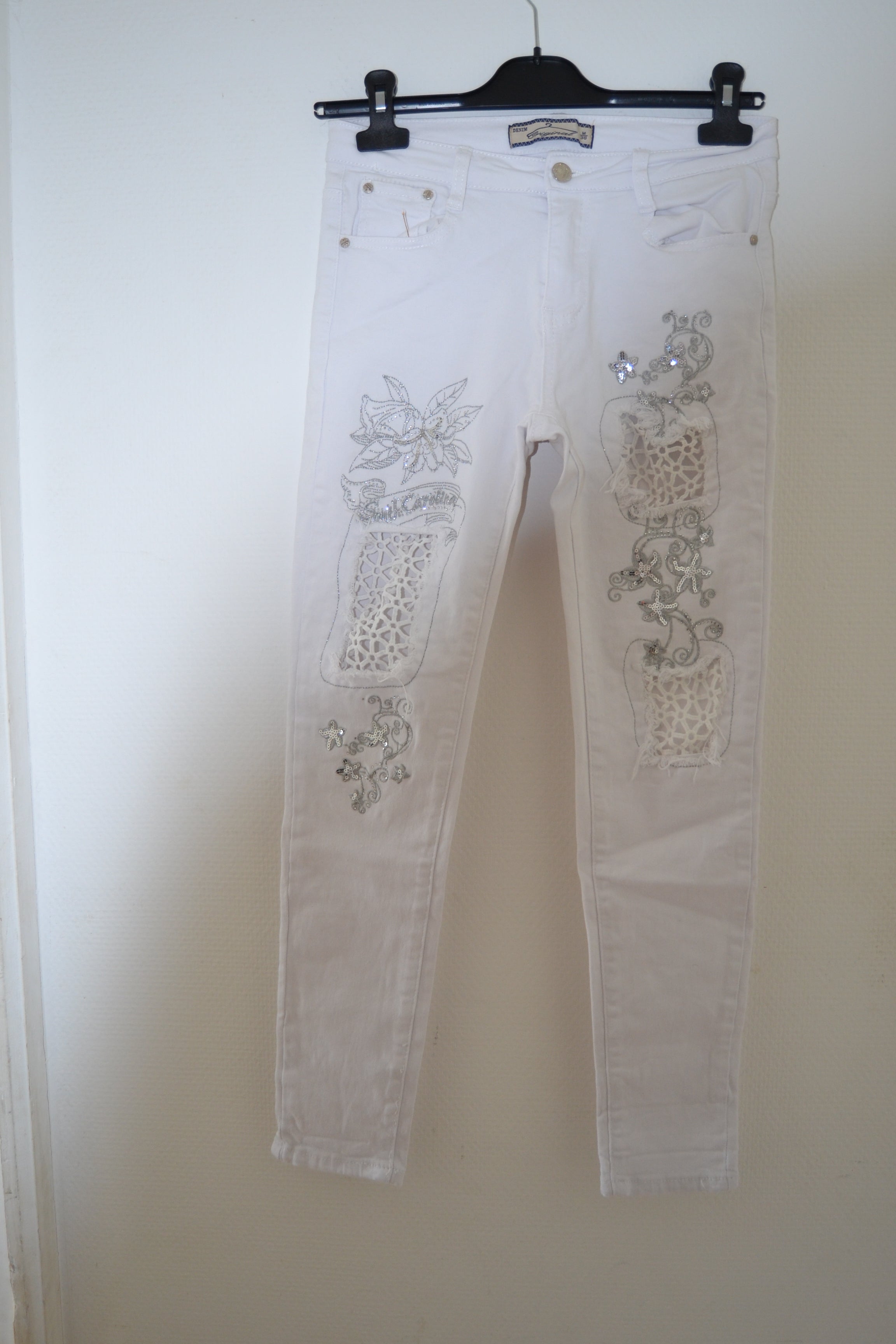 Jean slim blanc original avec broderies et dentelle – Taille 38 (M)