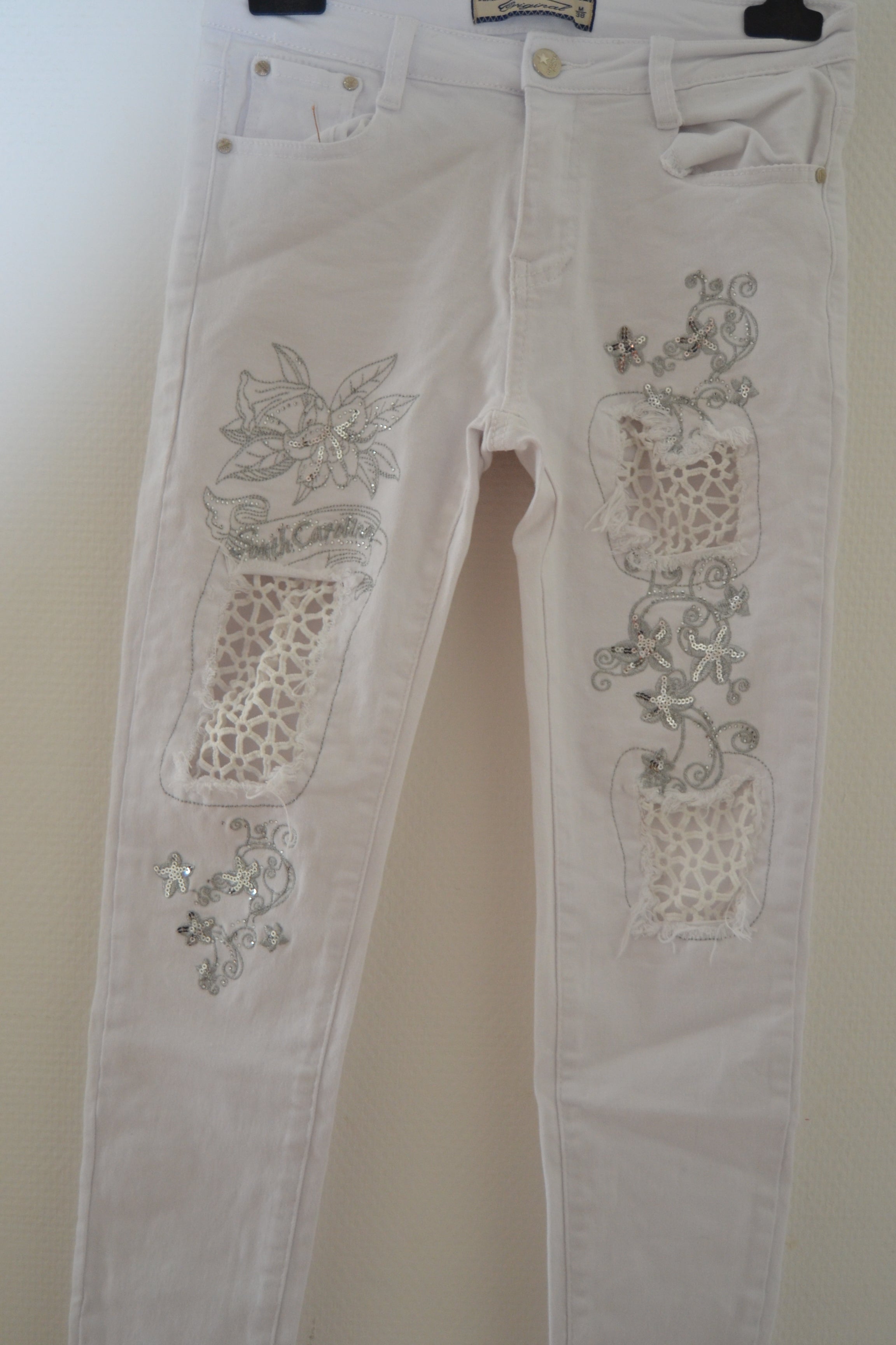 Jean slim blanc original avec broderies et dentelle – Taille 38 (M)