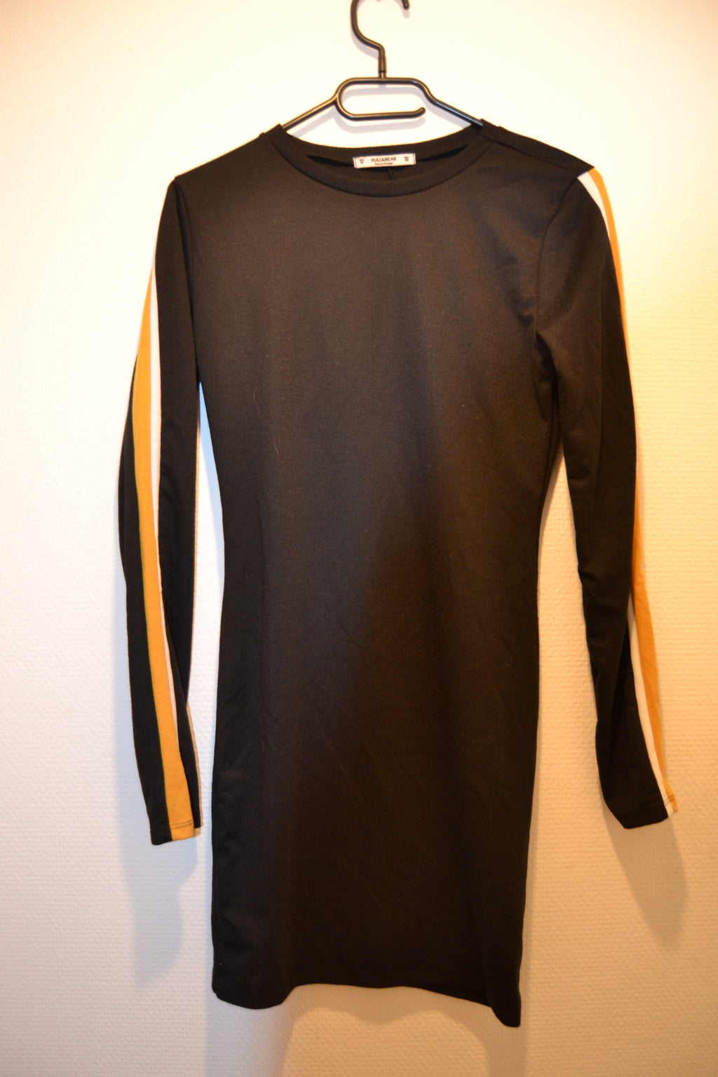 Robe courte noire de sport à bandes Pull & Bear – Taille M