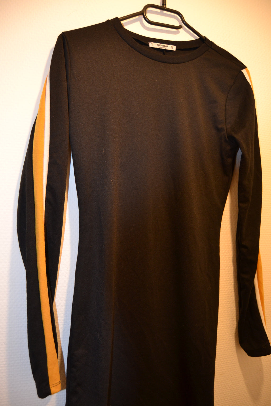 Robe courte noire de sport à bandes Pull & Bear – Taille M