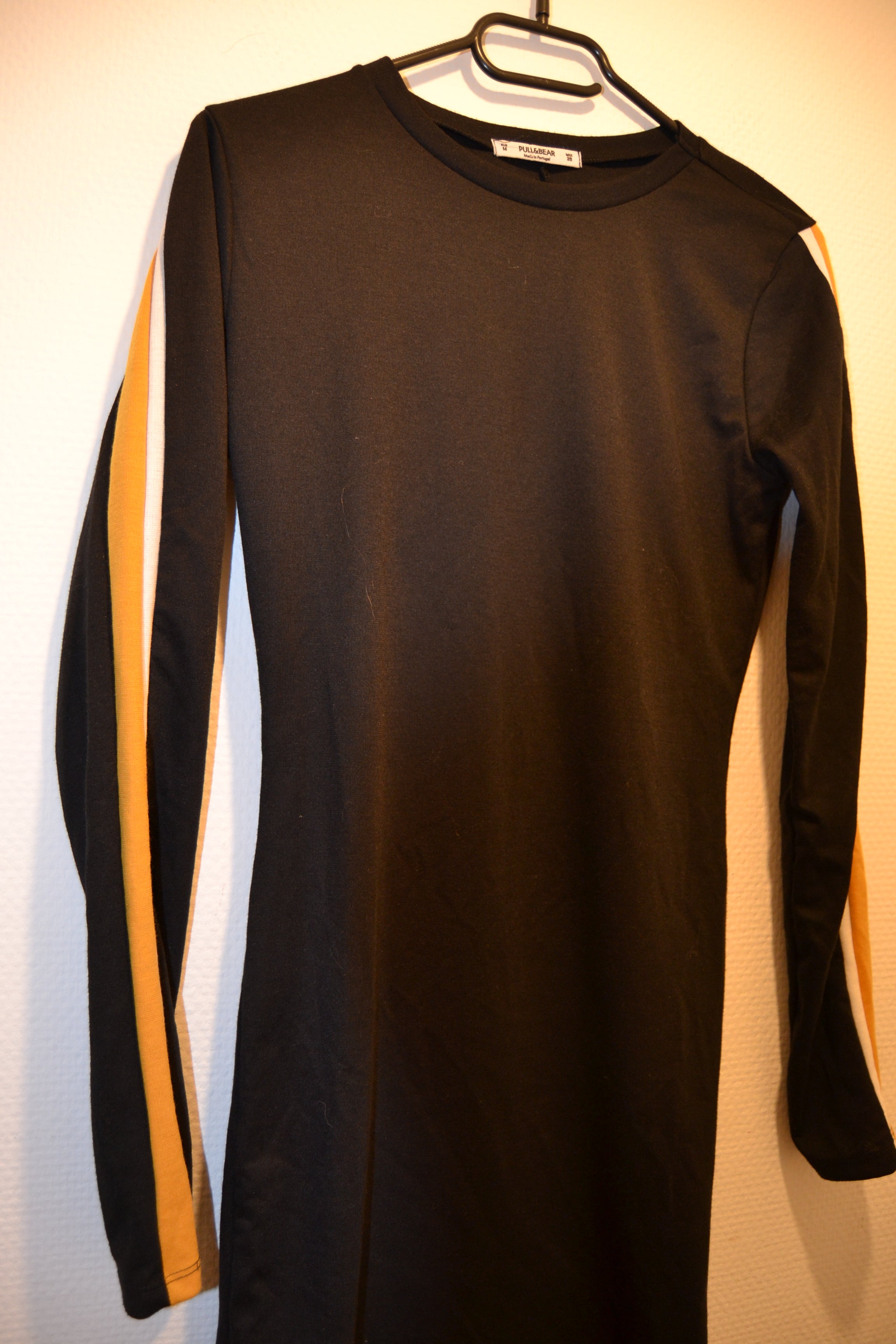 Robe courte noire de sport à bandes Pull & Bear – Taille M