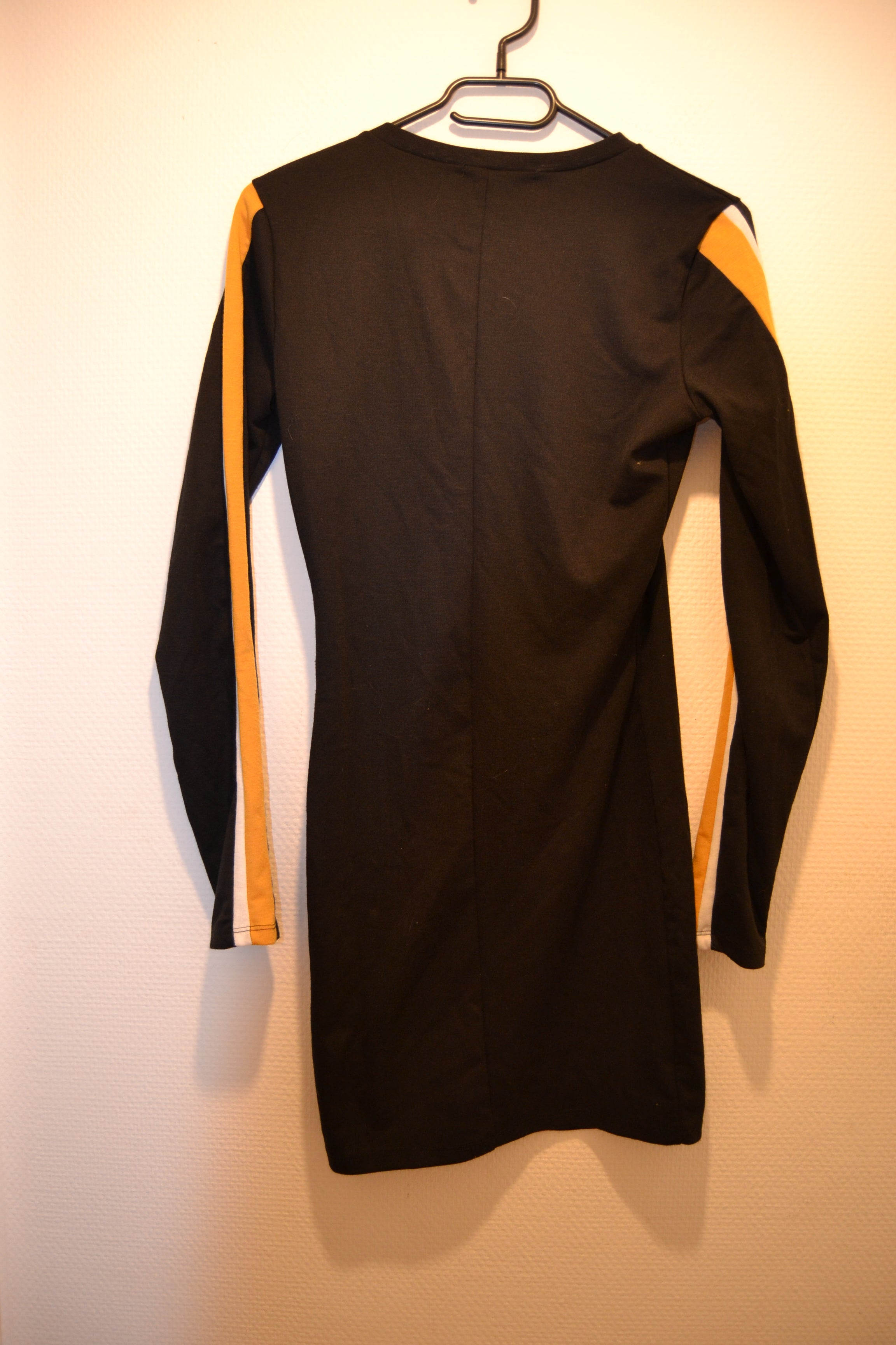 Robe courte noire de sport à bandes Pull & Bear – Taille M