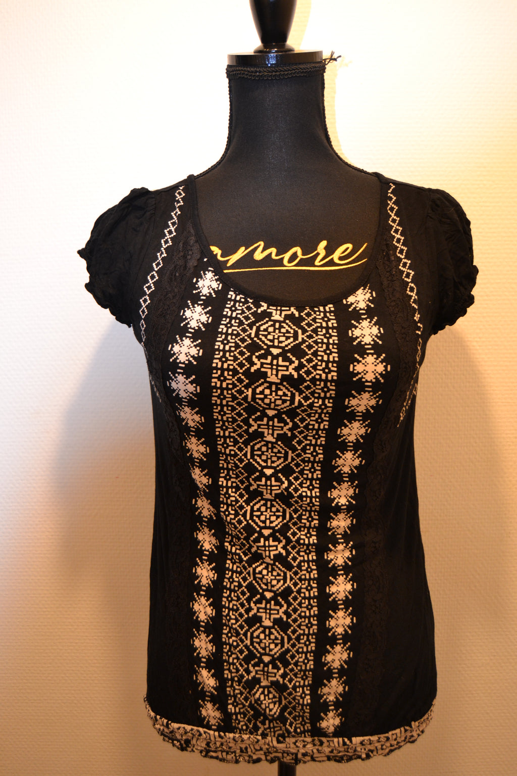 Haut noir à motifs ethniques et dentelle – Taille XS/S