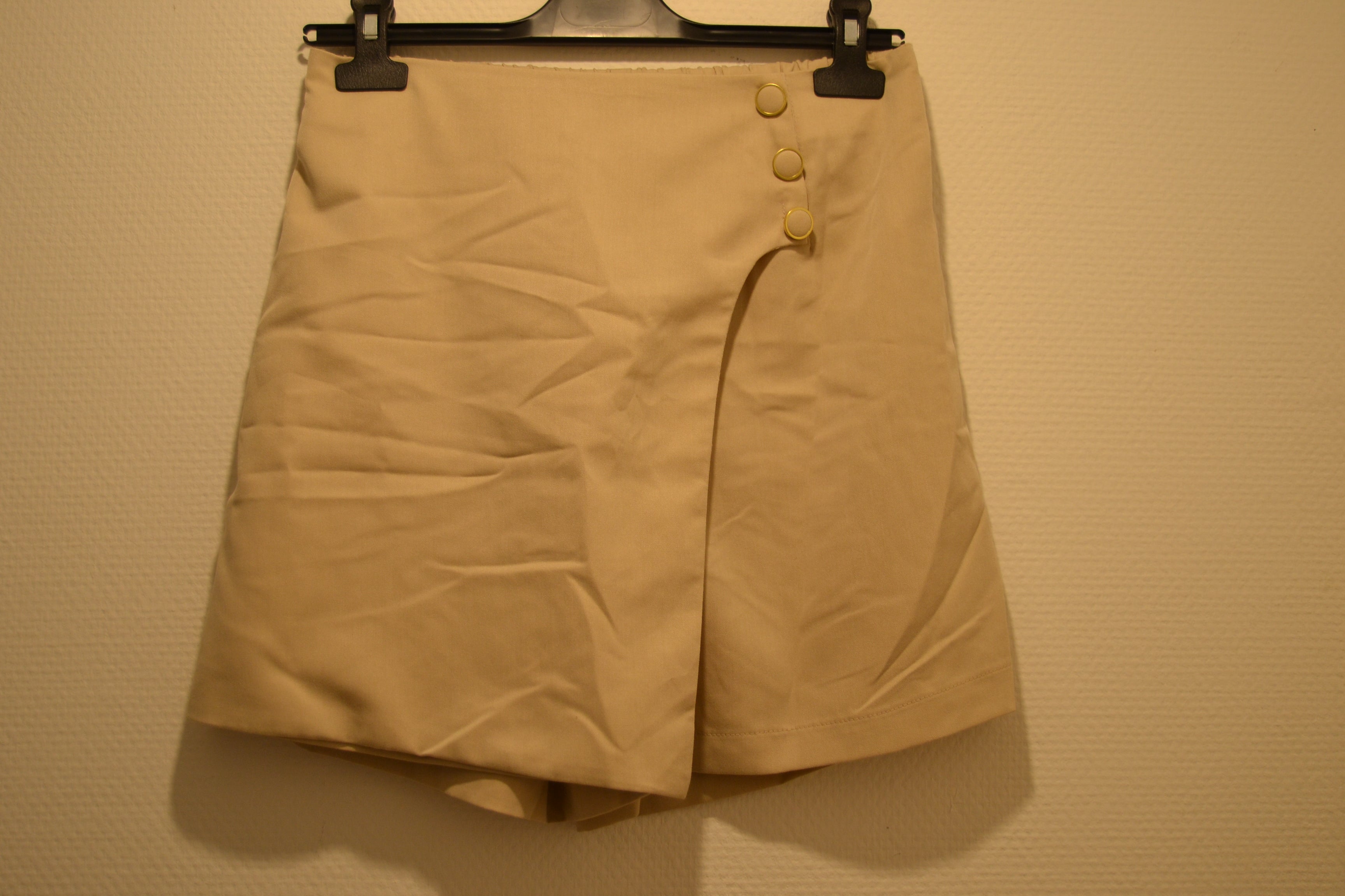 Jupe-Short Beige – Cerise Blue (Taille M) – Neuve avec étiquette