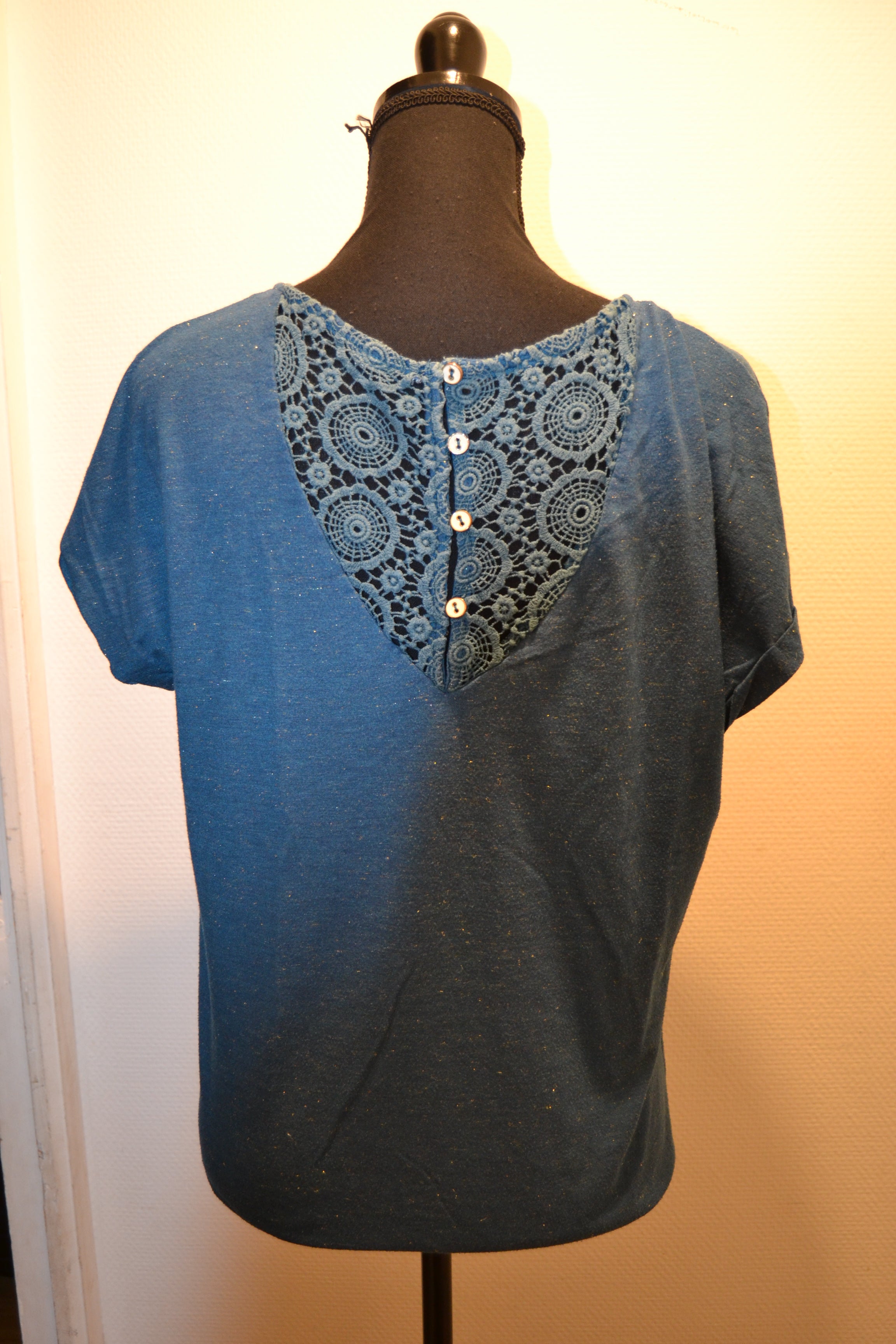 Top Bleu Canard Étoilé avec Dos Crochet / Dentelle (Taille L)