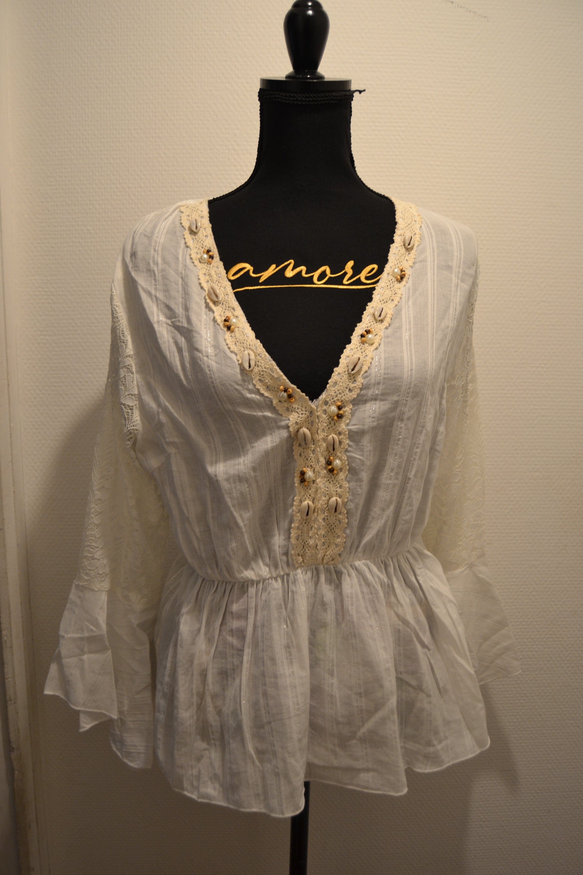 Haut fin en maille beige boutonné AZAKA Paris – Taille M/L