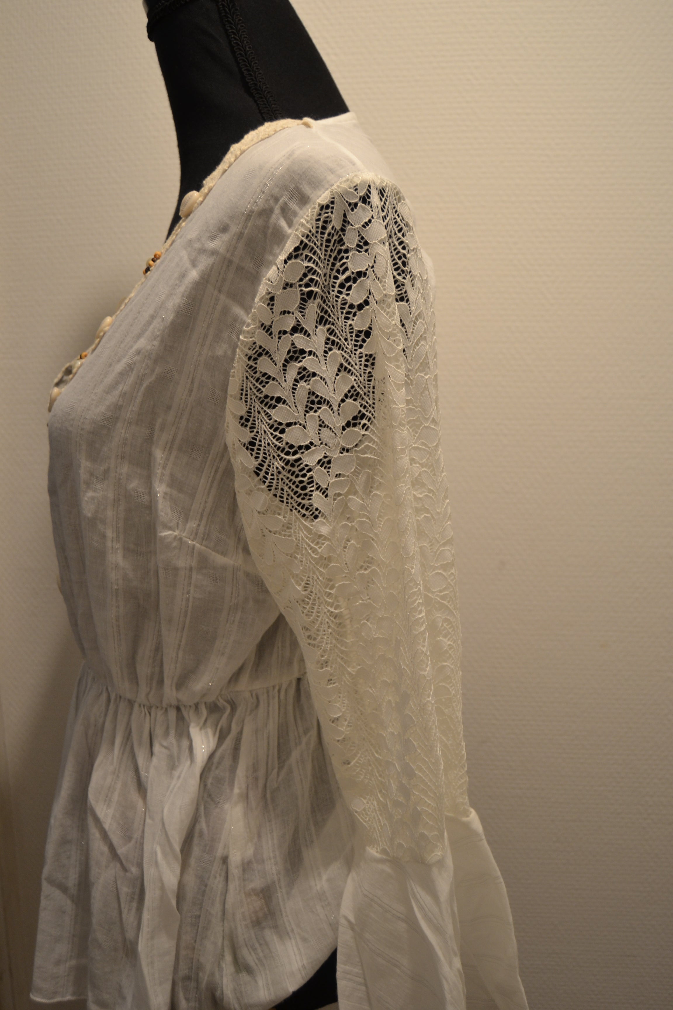 Haut fin en maille beige boutonné AZAKA Paris – Taille M/L