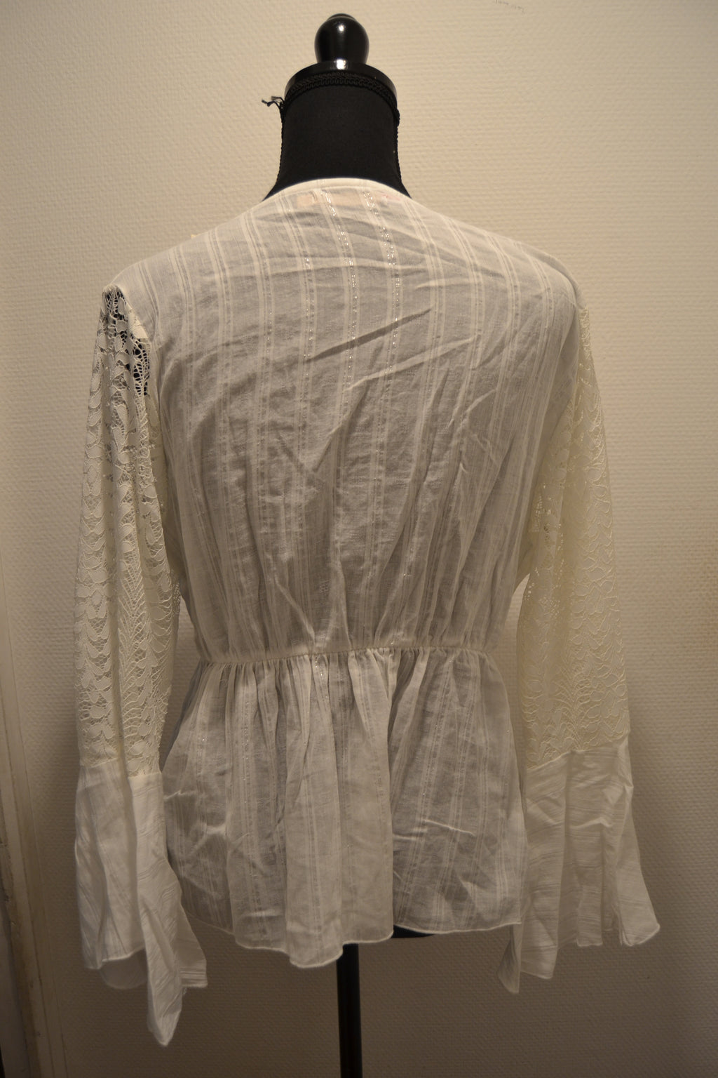 Haut fin en maille beige boutonné AZAKA Paris – Taille M/L