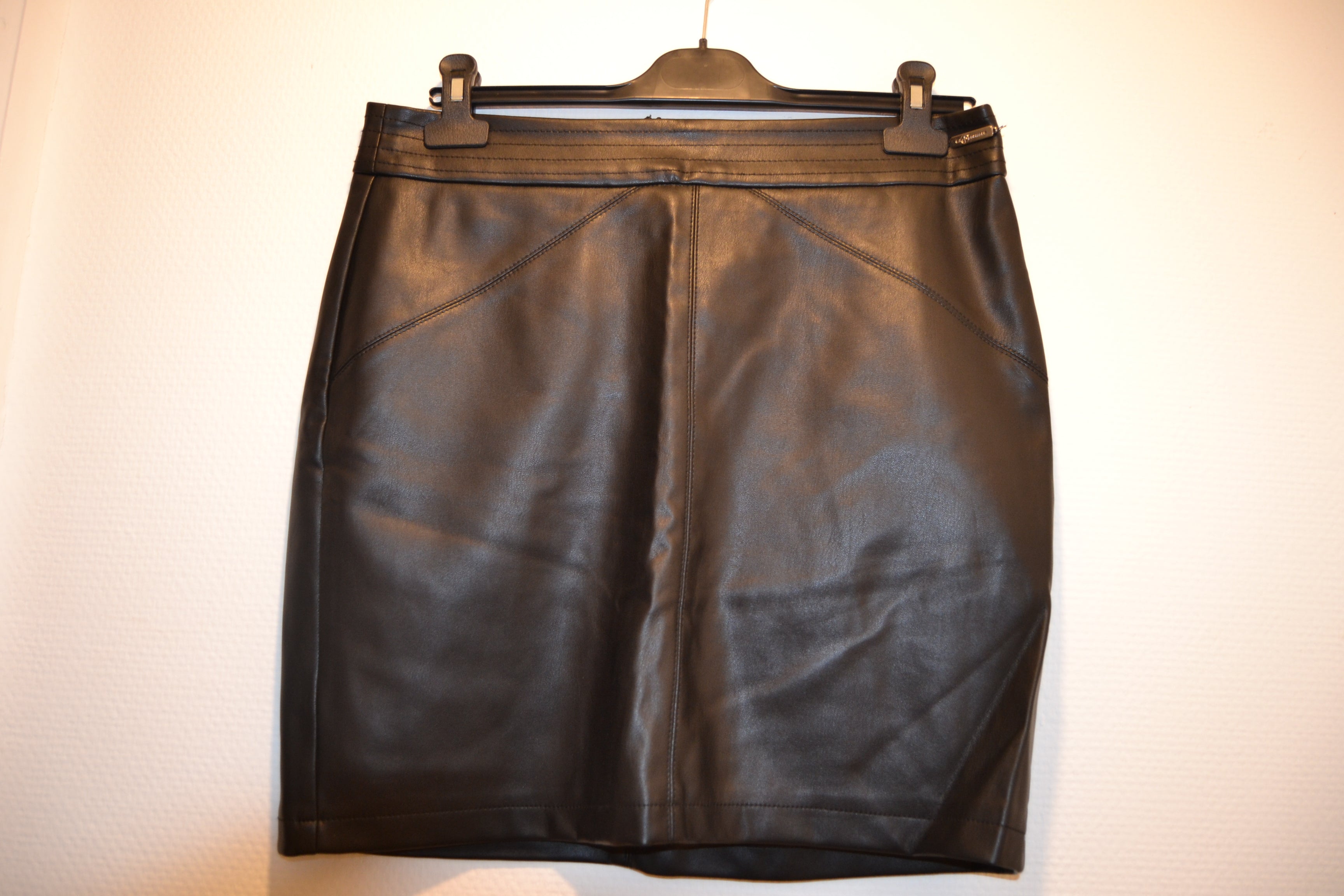 Jupe courte en simili cuir noir – Mysquitos (Taille 40)