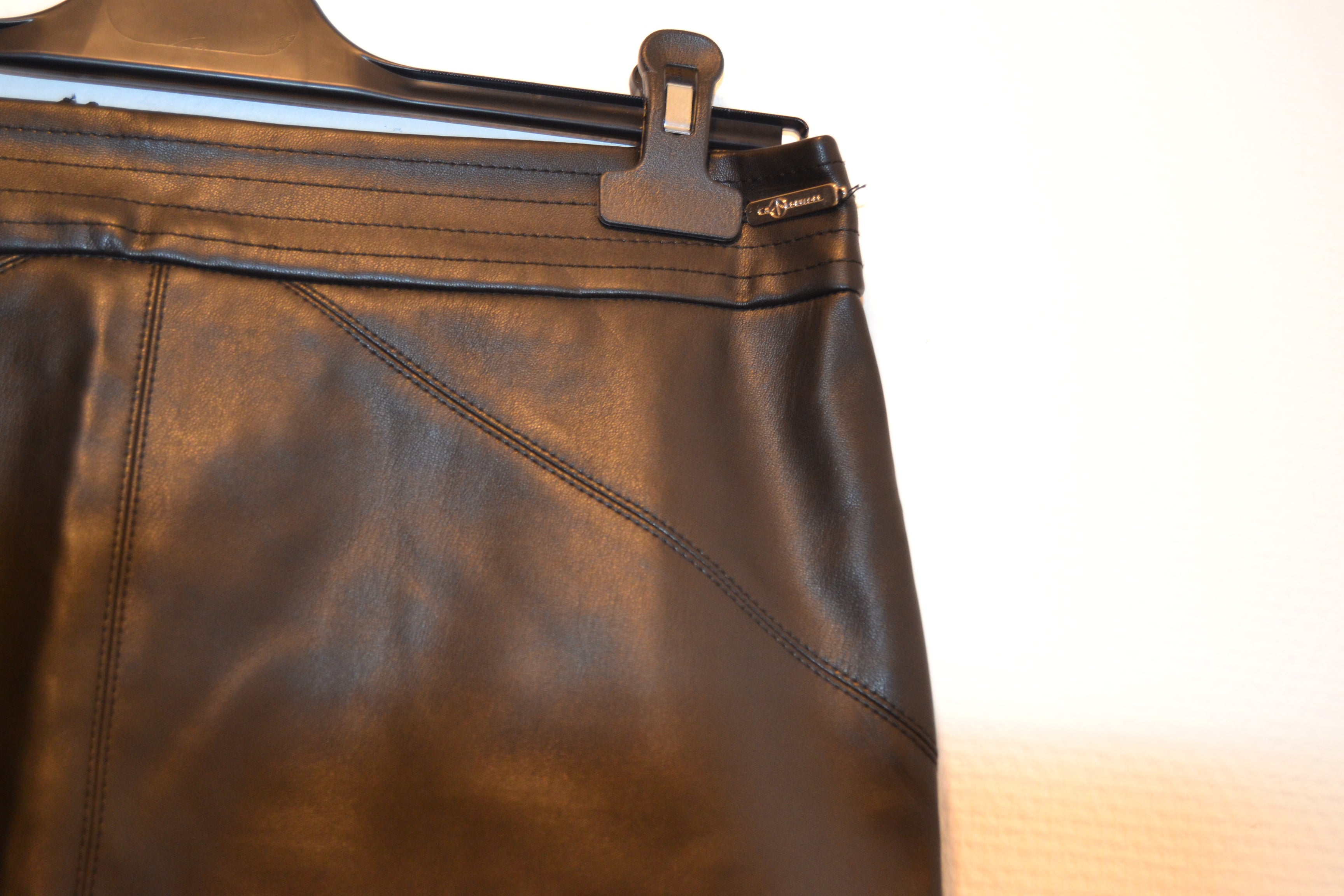 Jupe courte en simili cuir noir – Mysquitos (Taille 40)