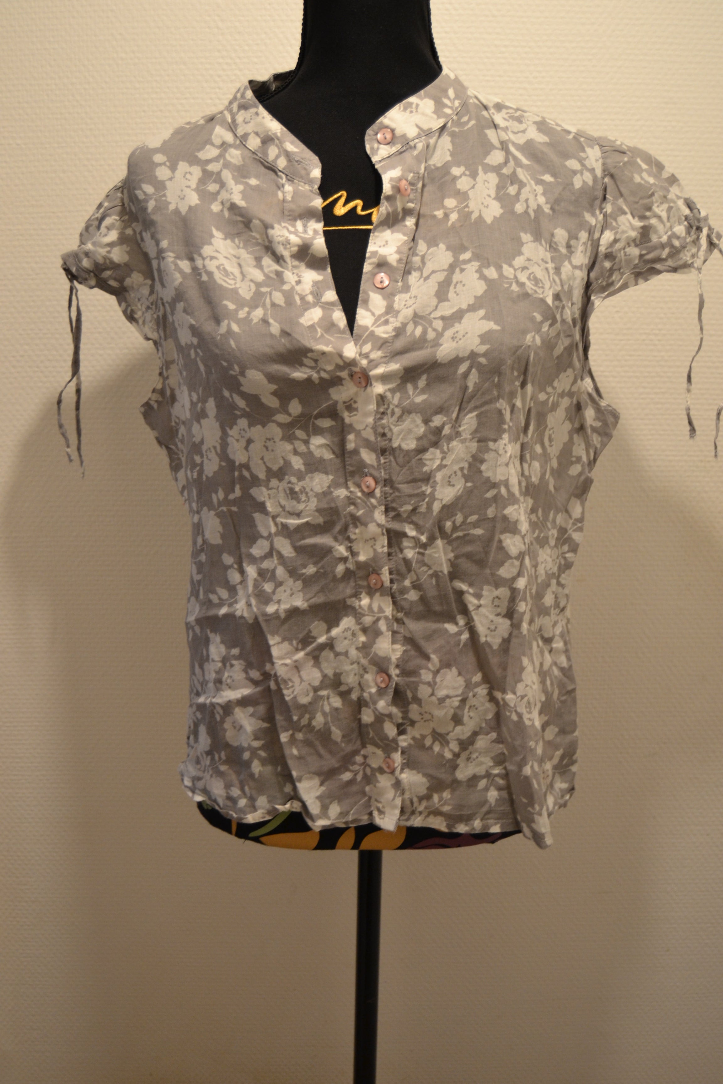Chemisier fluide Kiabi gris à motifs fleurs – Taille 48 (2XL)