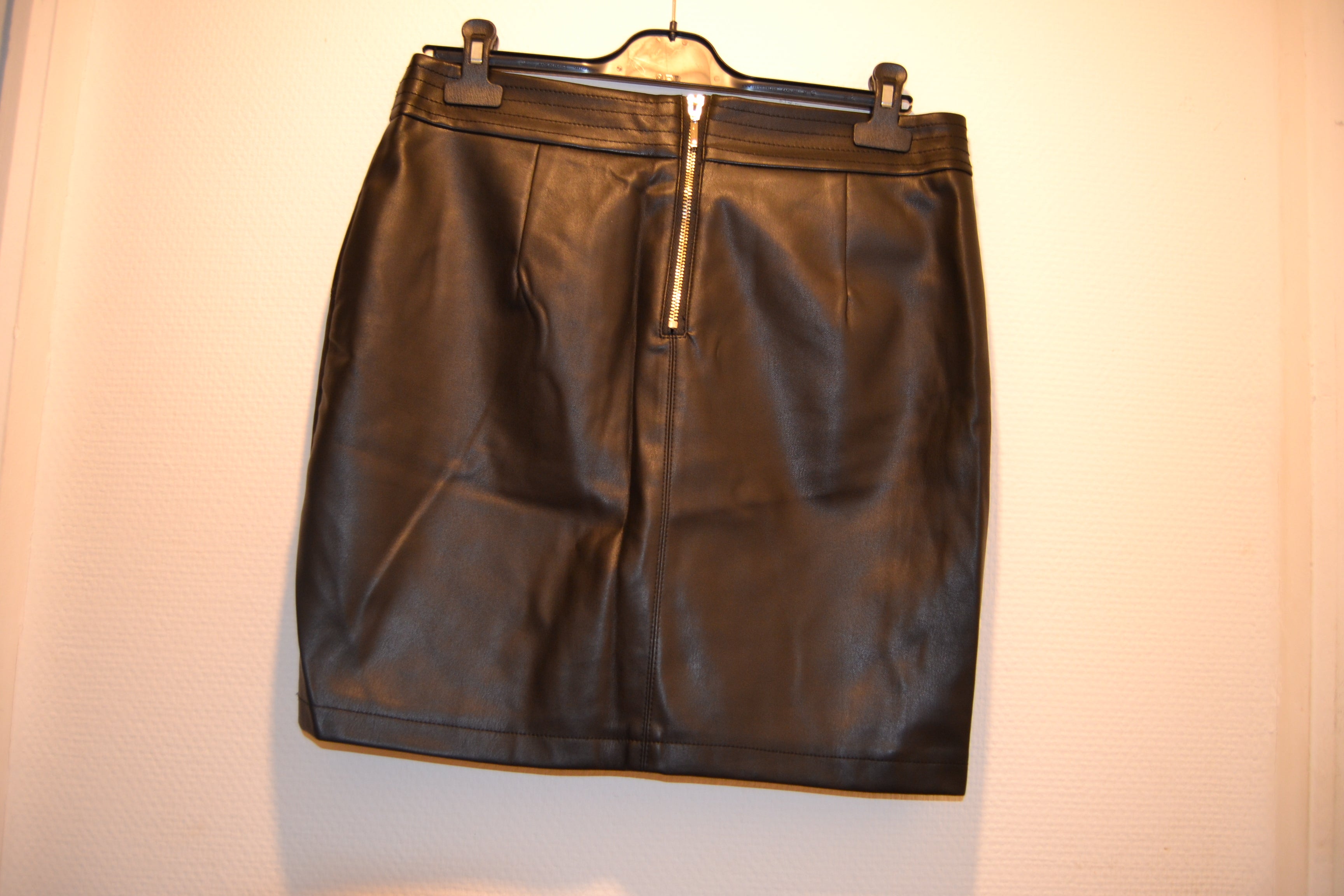 Jupe courte en simili cuir noir – Mysquitos (Taille 40)