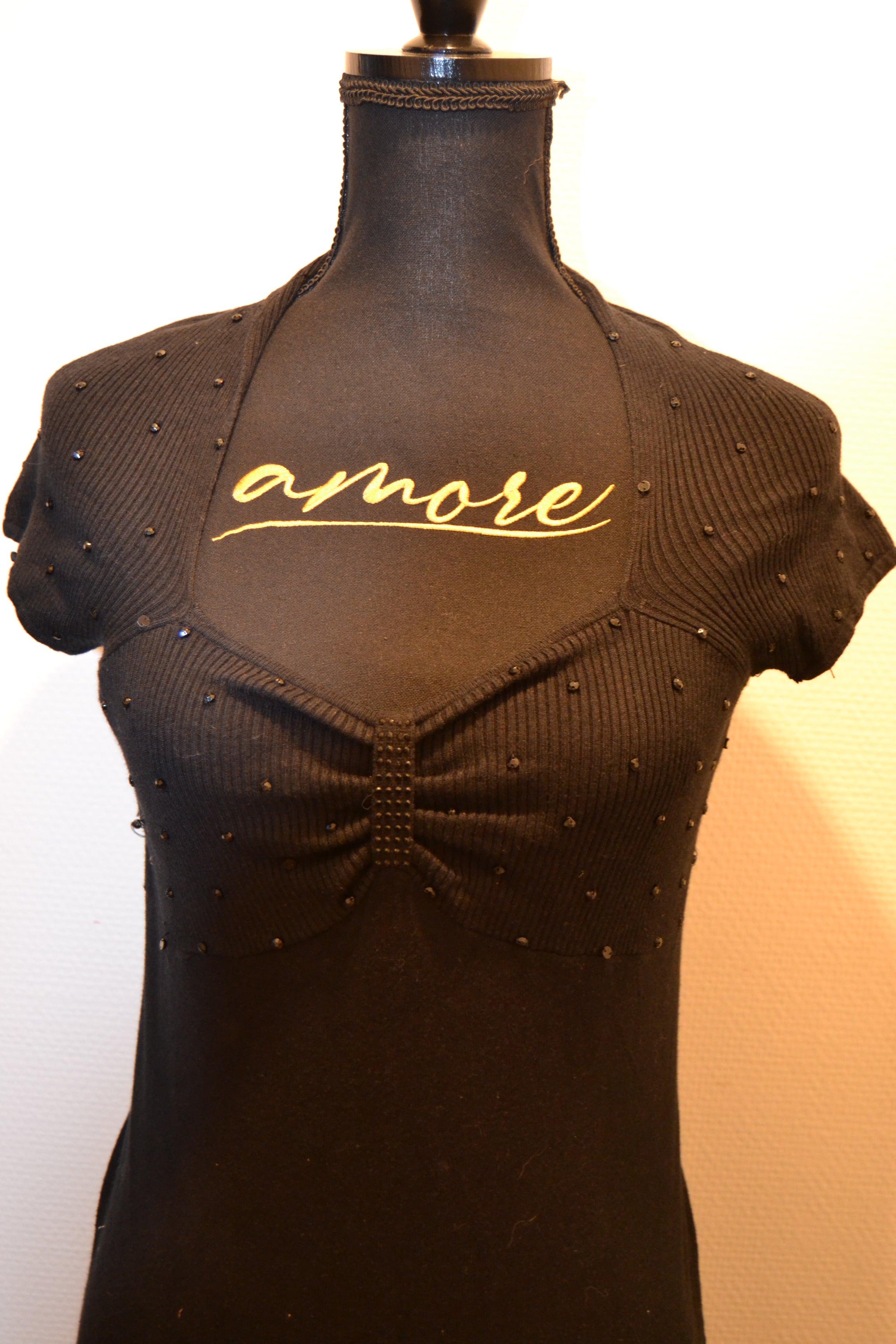 Robe noire moulante côtelée avec strass / perles – Taille XS/S