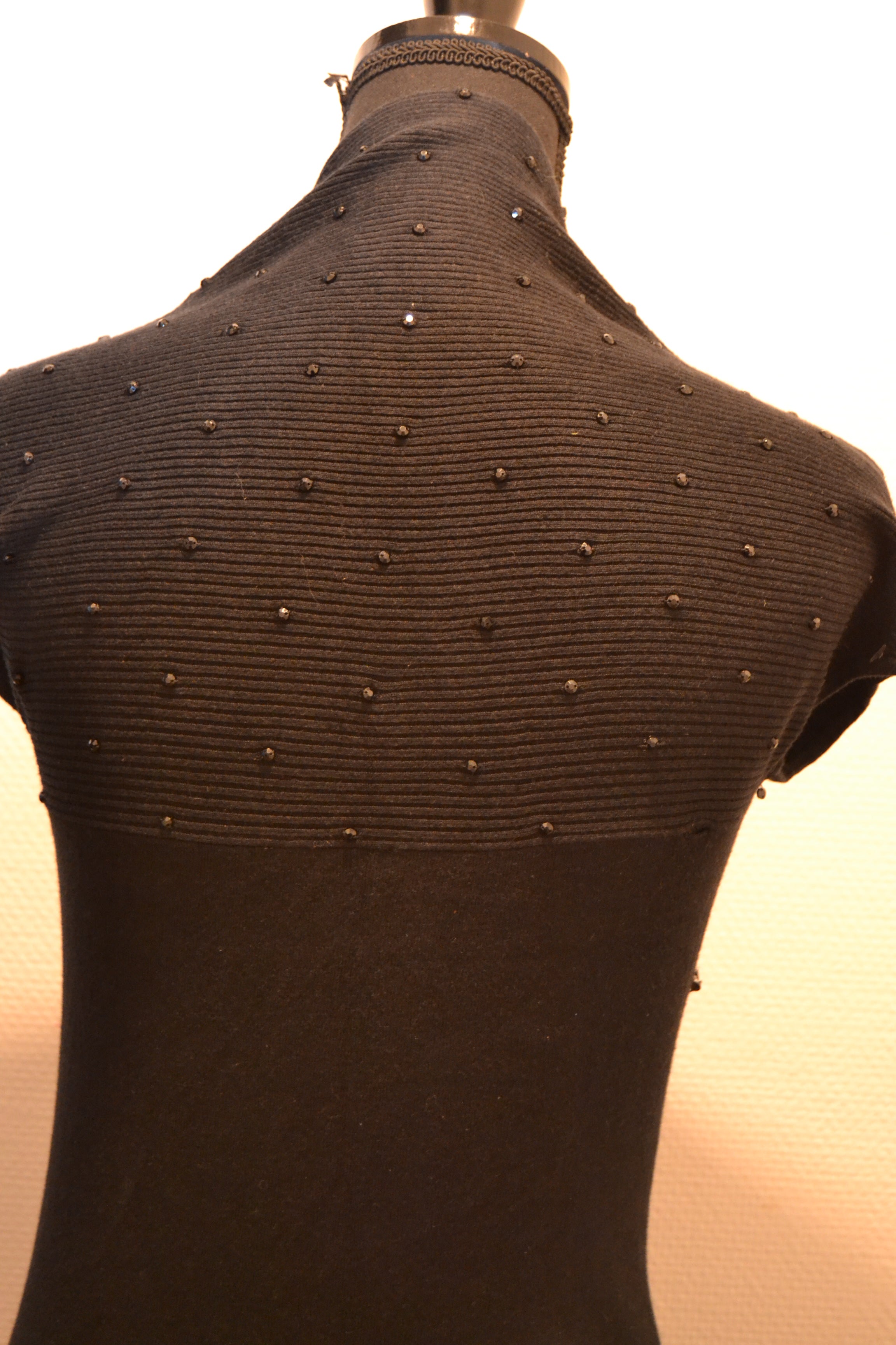 Robe noire moulante côtelée avec strass / perles – Taille XS/S