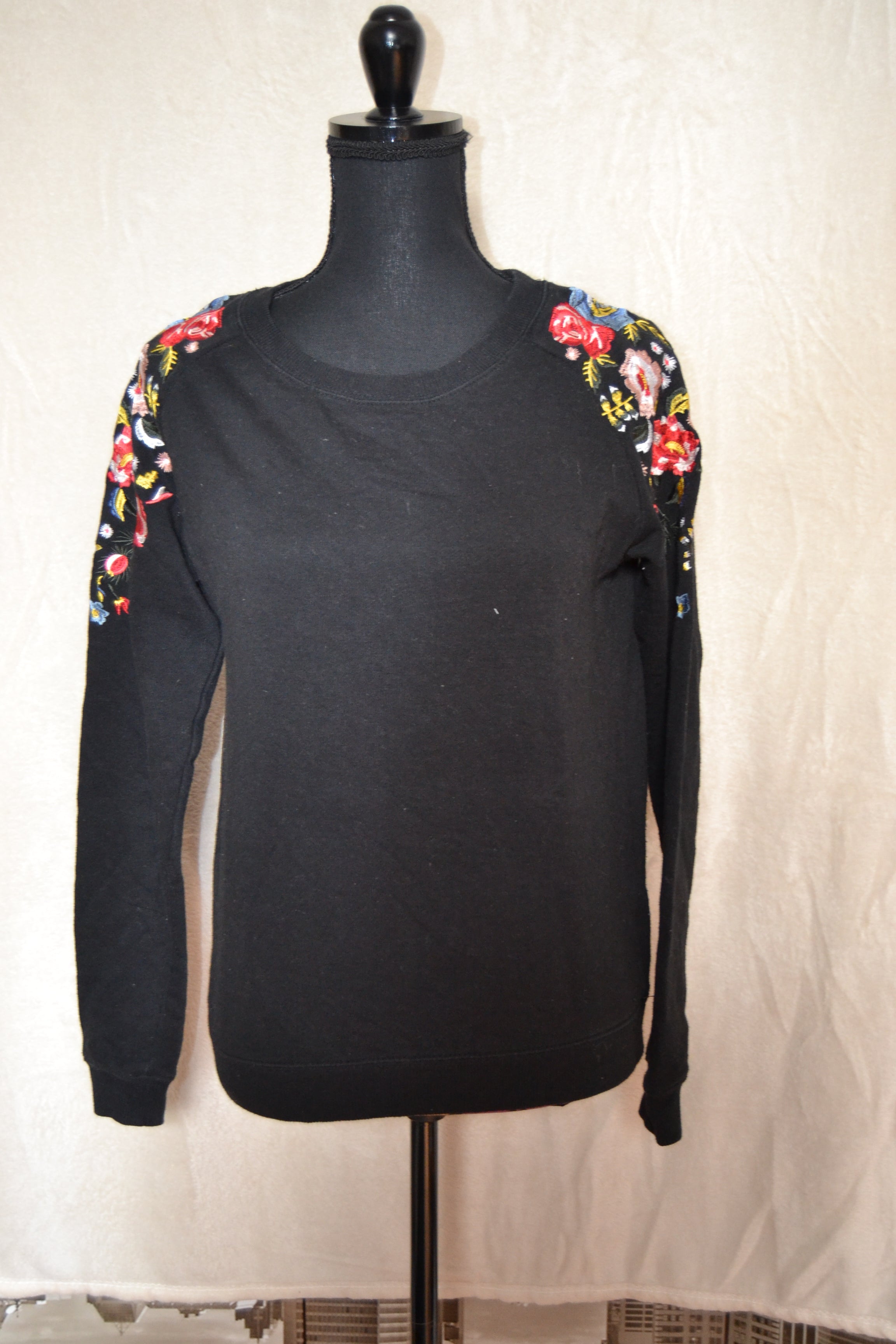 Pull Noir Motif Fleurs – Kiabi | Taille XS