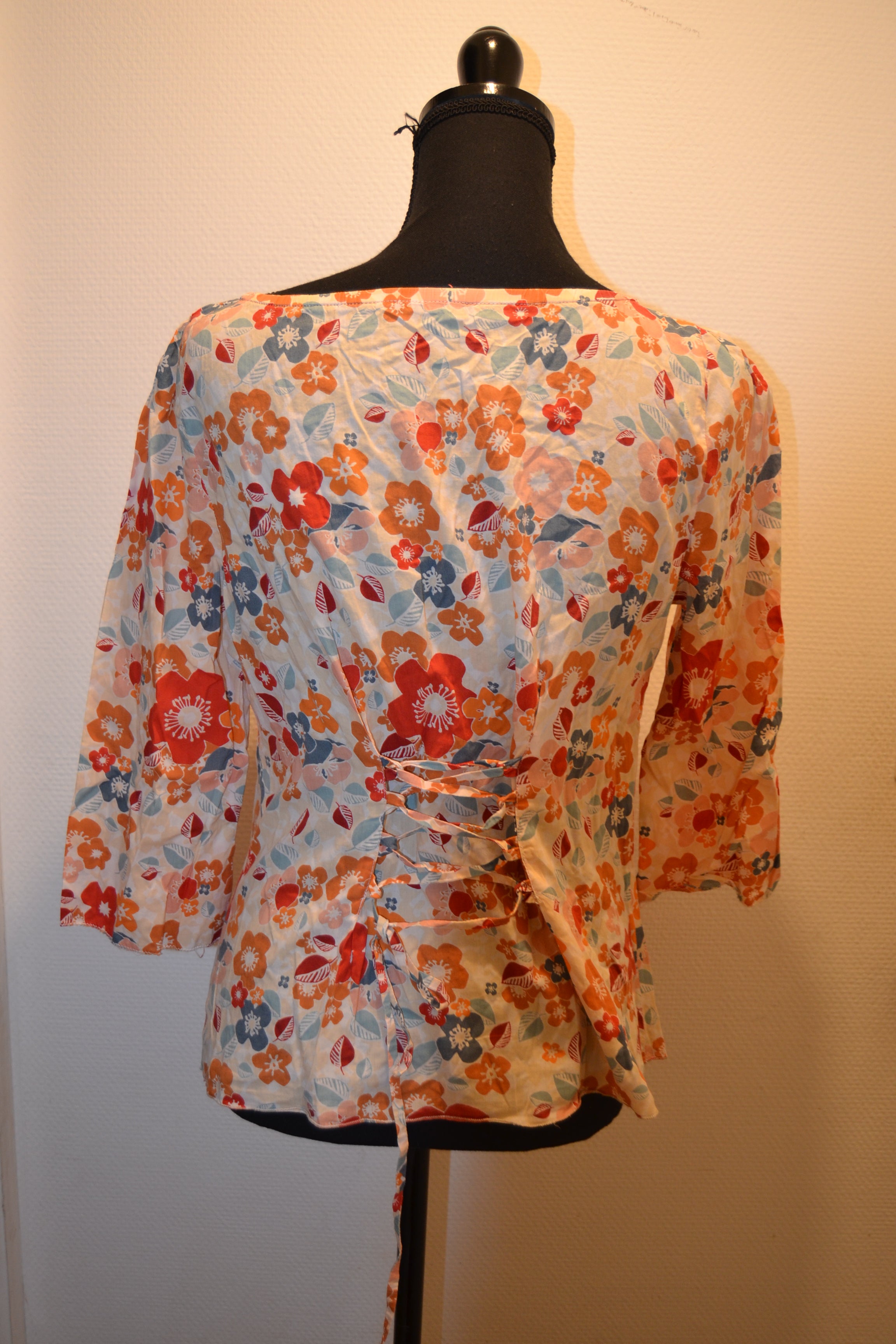 Haut fleuri multicolore avec laçage au dos – Taille S (36)