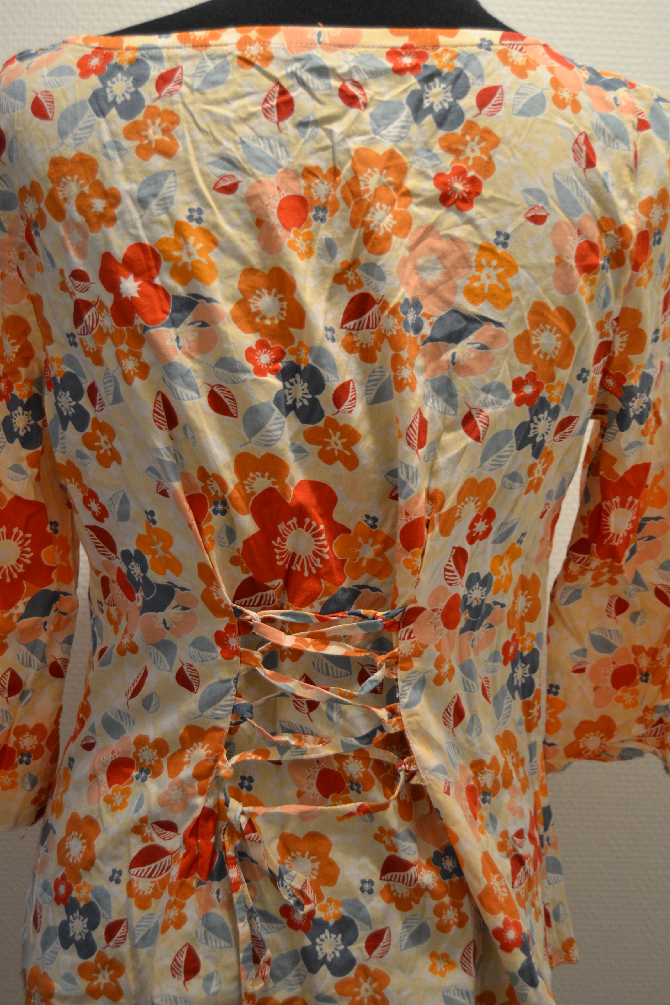 Haut fleuri multicolore avec laçage au dos – Taille S (36)