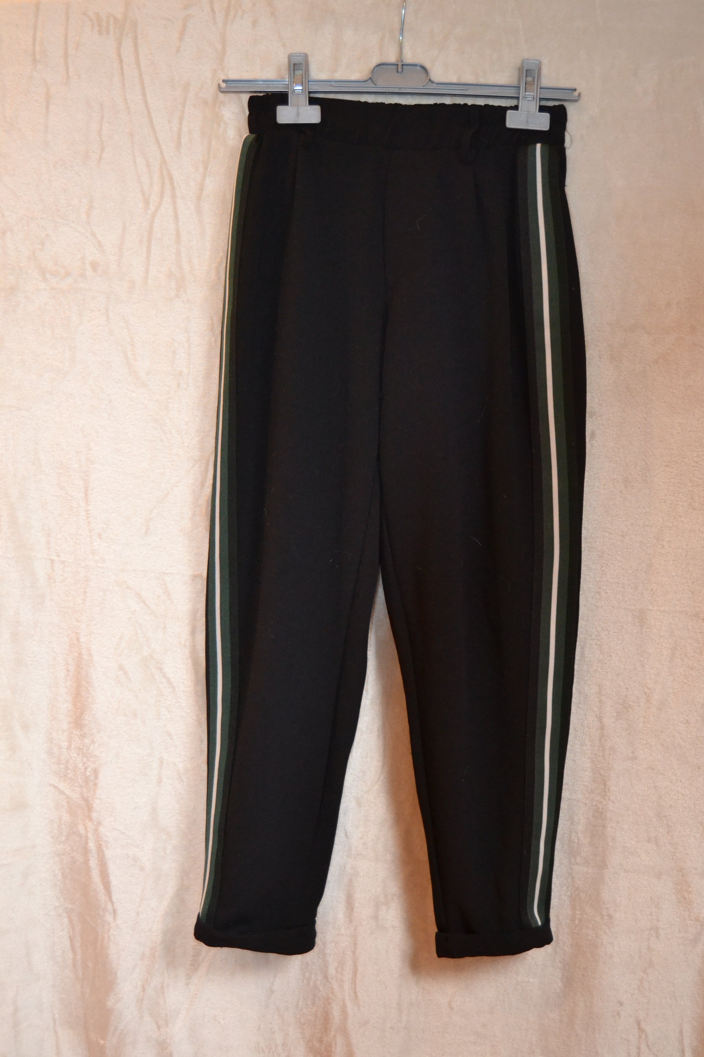 Jogging femme noir avec bandes vertes Bershka Taille M